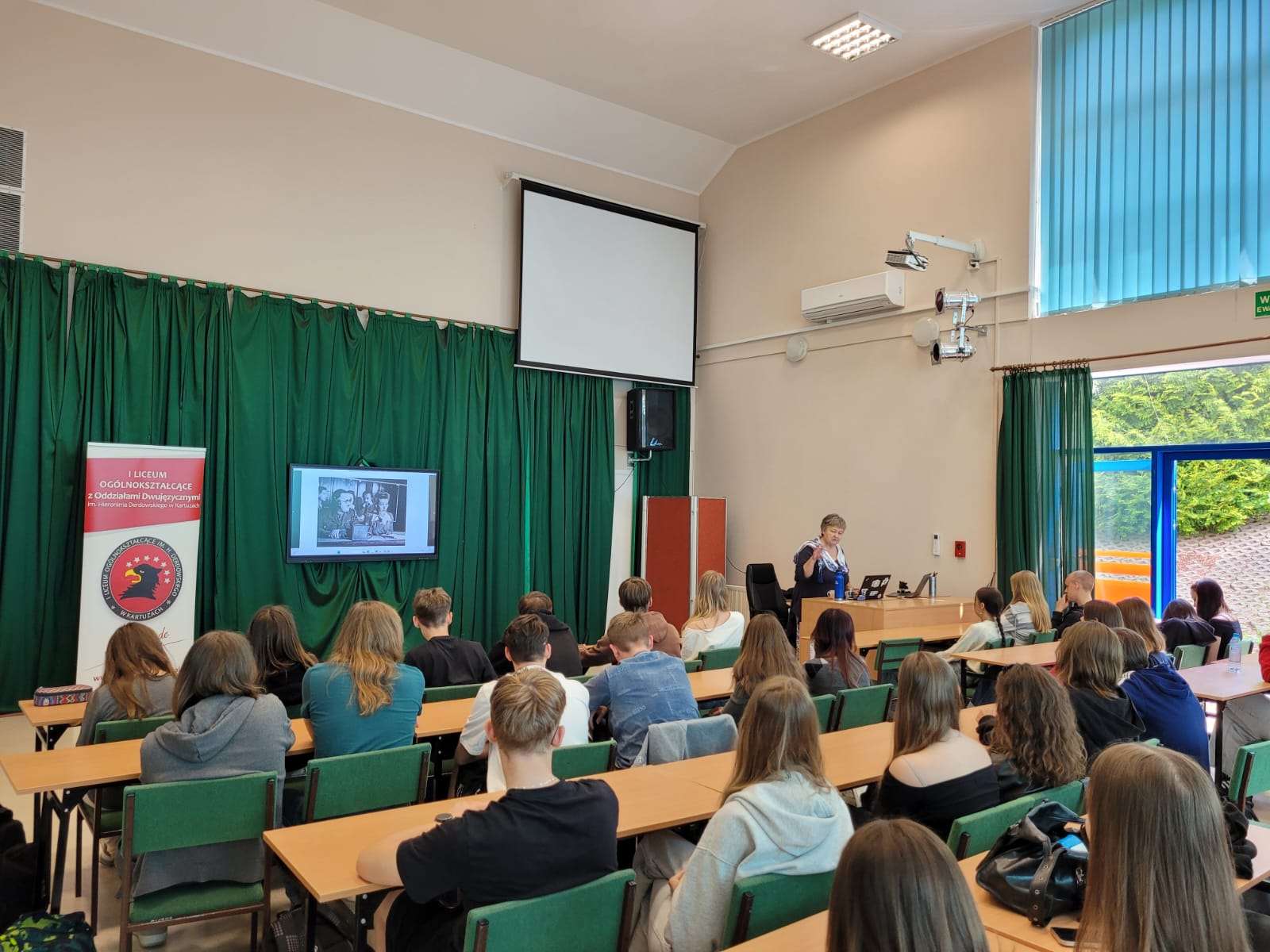 Klasy dwujęzyczne Ie, IIe, IIIe oraz IIa, IIh wzięły dziś udział w spotkaniu z Panią Aleksandrą Sobczak-Kövesi