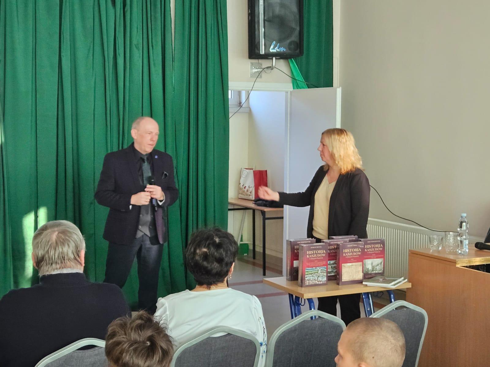 Naszą szkołę odwiedził znakomity gość, prof. Cezary Obracht-Prondzynski